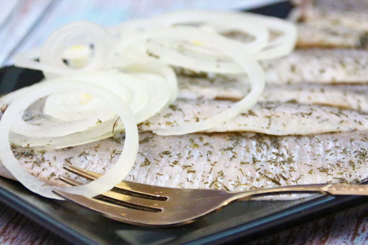 В сельди с астраханского завода нашли превышение количества плесневых грибов в сотни раз