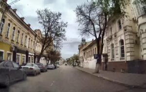 Запрещают парковку еще на одном участке улицы Кирова в Астрахани