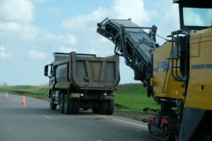 В Астрахани ремонтируют важную, но разбитую дорогу, за качеством строго следят