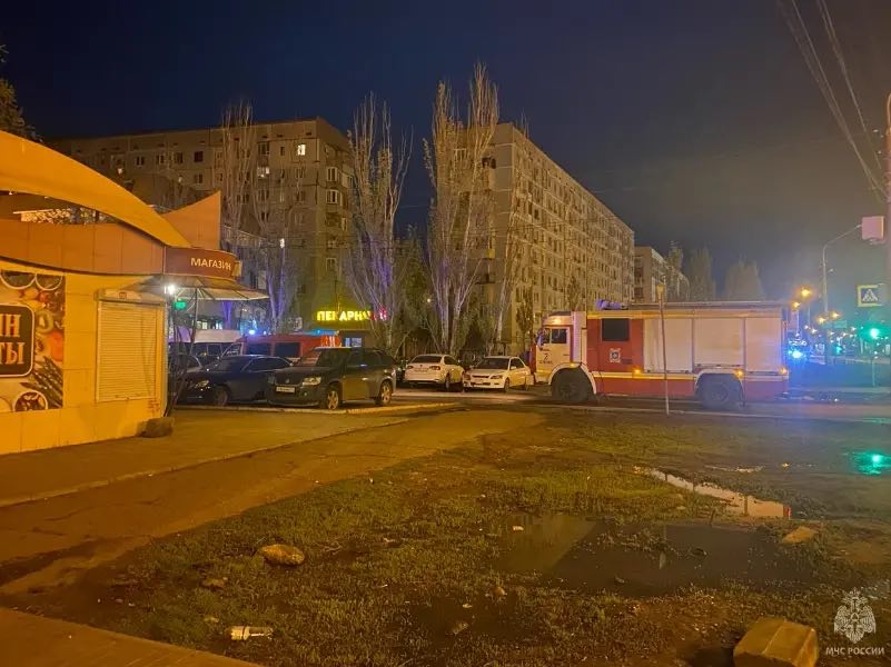 В Астрахани сотрудники МЧС спасли из пожара в многоэтажке женщину, она чуть не задохнулась