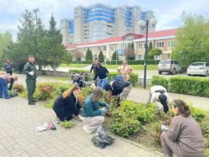 В Астрахани прошел масштабный субботник: где убирали мусор и высаживали деревья