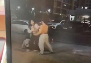 В Астрахани иностранный студент на улице стал душить свою девушку из-за ревности