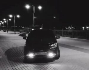 Иностранец на камеру проехался по пешеходной зоне набережной в Астрахани на машине