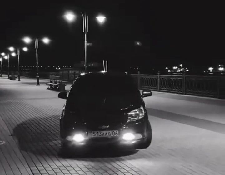 Иностранец на камеру проехался по пешеходной зоне набережной в Астрахани на машине