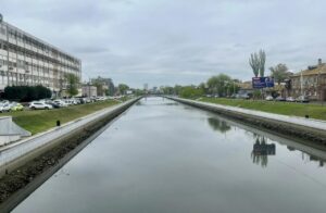 Зачем в городских каналах Астрахани резко снизили уровень воды