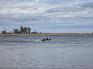 Под Астраханью рыбаки нашли в воде труп мужчины