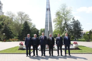 Делегация Азербайджана возложила в Астрахани цветы к Вечному огню и памятнику Гейдара Алиева
