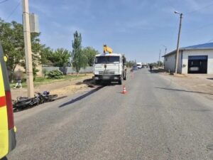 В Трусовском районе Астрахани мотоцикл столкнулся с грузовиком