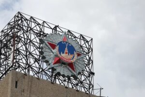 В Астрахани спустя 10 лет на крышу многоэтажки вернули Орден Победы