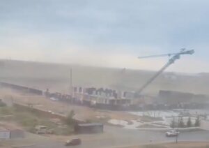 В микрорайоне Бабаевского от ветра свалился башенный кран, момент попал на видео