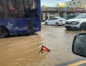 В Астрахани затопило оживленную часть одного из микрорайонов