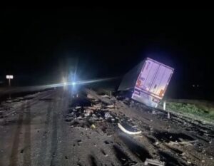 Выехал на встречную полосу и погиб под грузовиком: под Астраханью произошло страшное ДТП