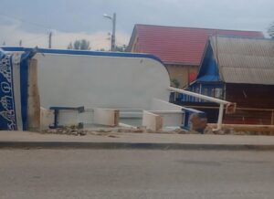 В Астрахани упала остановка, которая уже попадала в плохую историю