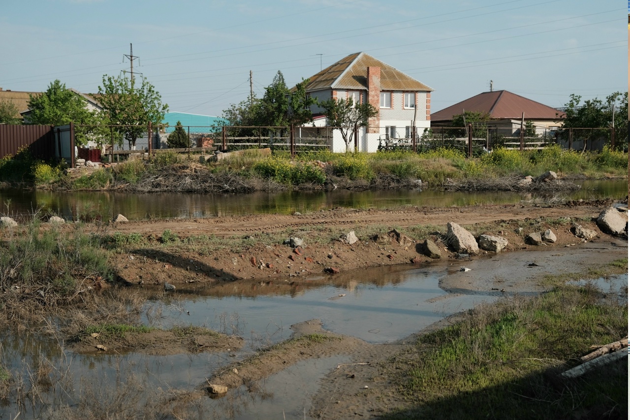 Грунтовые воды или протечка трубы: улица в астраханском селе на год превратилась в озеро