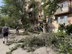 В Астрахани устраняют последствия сильного ветра