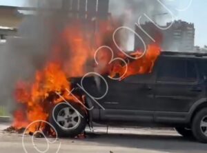 На улице Николая Островского прямо на дороге сгорел автомобиль