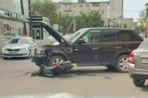 В Астрахани водитель мопеда выехал на красный на дорогу и столкнулся с иномаркой