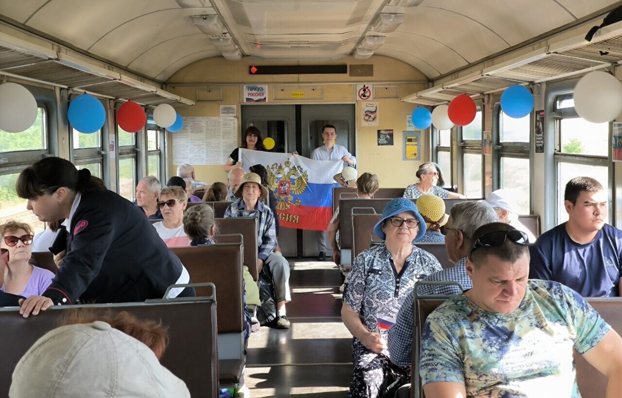 Акция ко Дню России состоялась в пригородном поезде Астраханской области