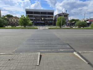 На улице Победы убрали пешеходный переход, который вел в забор