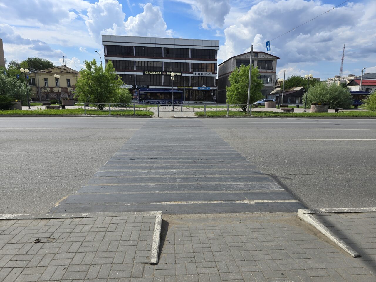На улице Победы убрали пешеходный переход, который вел в забор
