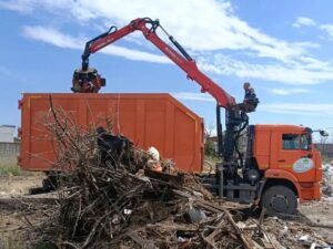 С улиц Астрахани вывезли огромное количество мусора, откуда он взялся