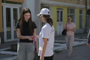 Астраханцам на улицах раздали несколько тысяч лент в цветах флага России