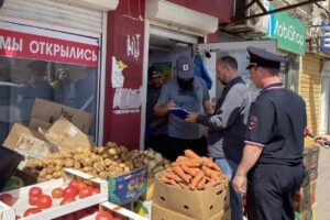 На крупнейшем рынке Астрахани прошел рейд по незаконной торговле