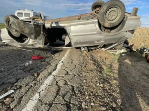 В Астраханской области перевернулся автомобиль, один погиб, четверо в больнице