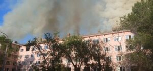 В Астрахани горит пятиэтажка