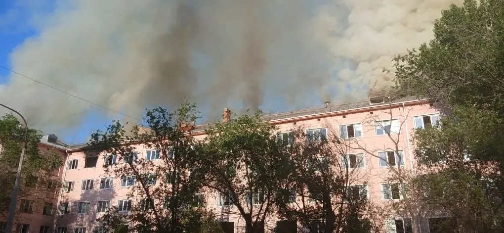 В Астрахани горит пятиэтажка