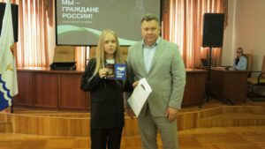 Игорь Редькин вручил паспорта юным астраханцам