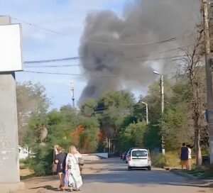 В Астрахани загорелся жилой дом, расположенный рядом с Домом творчества