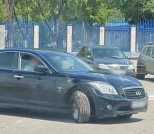 В Астрахани взрослый мужчина посадил за руль подростка: чем закончилась история