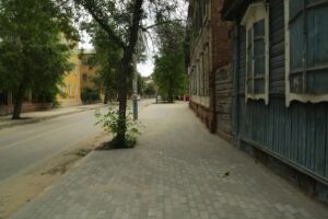 В Астрахани на одной из улиц отремонтировали тротуар для прогулок, что сделают еще