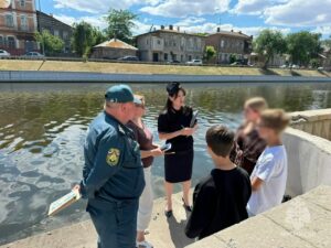Инспекторы МЧС выписали более десятка протоколов астраханцам, чьи дети купались в каналах