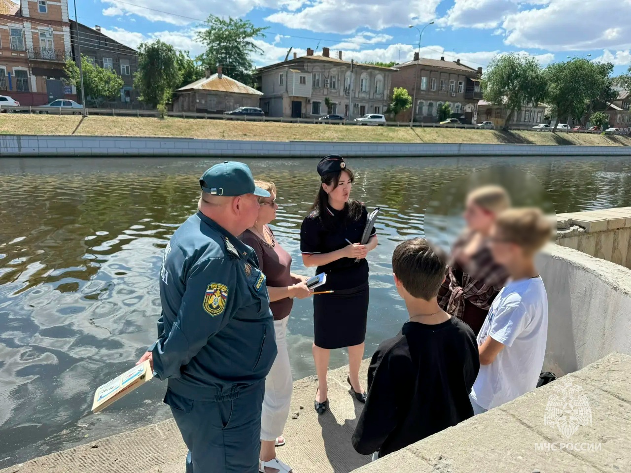 Инспекторы МЧС выписали более десятка протоколов астраханцам, чьи дети купались в каналах