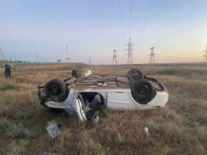 В Астрахани перевернулась иномарка при попытке скрыться от сотрудников ГИБДД