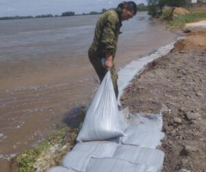 Под Астраханью люди защищают село от паводка: вода близко