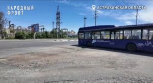 В Астрахани ямы на «злой» остановке стали грозой автобусов