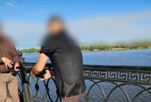 В центре Астрахани чуть не утонул мужчина, он не мог выбраться из воды