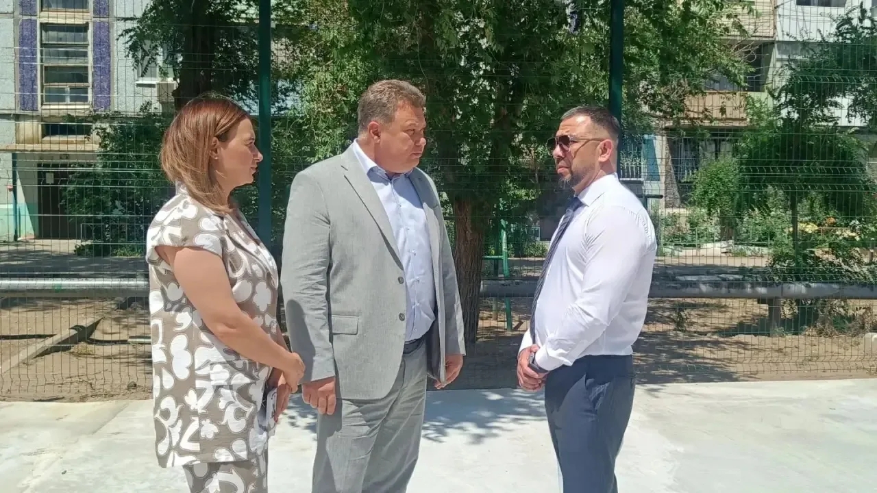 Глава Астрахани Игорь Редькин проинспектировал обустройство спортивных площадок