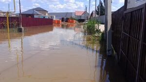 Дома затопило в астраханском селе: откуда вода — не известно