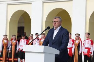 Игорь Бабушкин поздравил астраханцев с Днем России и вручил награды
