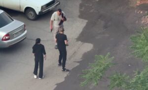 В Астрахани посетитель караоке-бара ранил двух человек из травмата