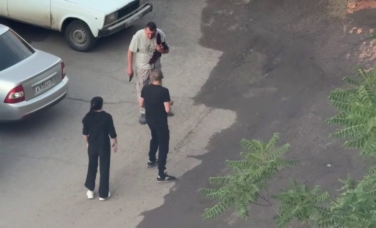 В Астрахани посетитель караоке-бара ранил двух человек из травмата