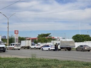 В Астрахани на заправках стали дежурить инспекторы ДПС: какие теперь очереди