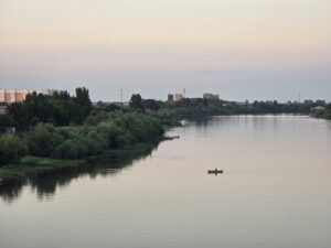 В Астрахани из воды достали неизвестного мертвого мужчину