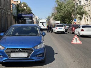 В центре Астрахани мальчики выбежали на улицу, врезались в машину и попали в больницу