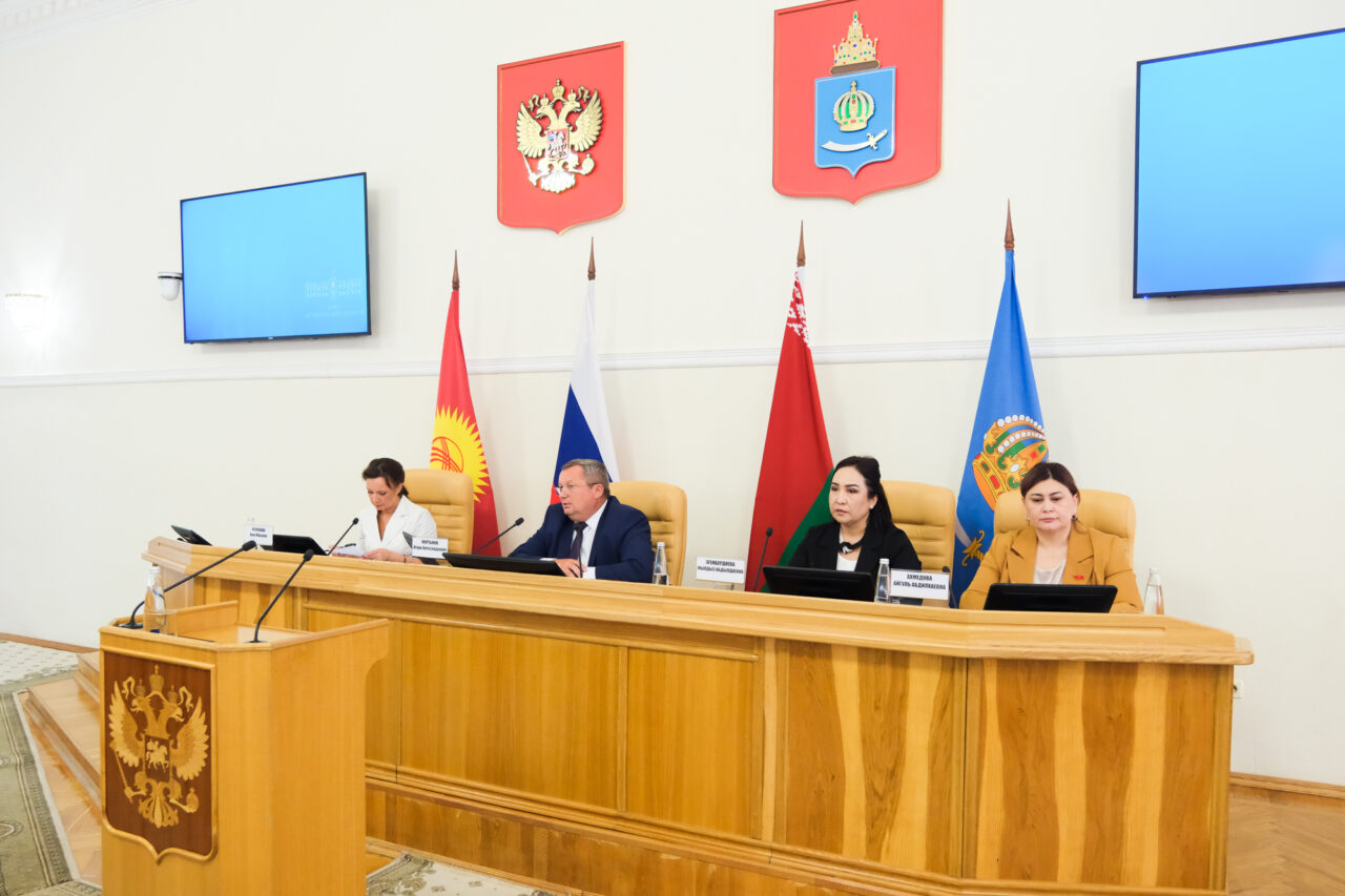 В Думе Астраханской области провели круглый стол для помощи семьям с детьми-инвалидами