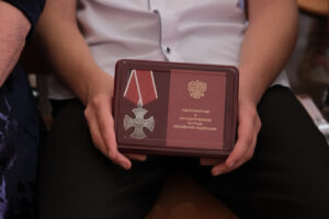 Игорь Мартынов вручил ордена Мужества семьям погибших героев